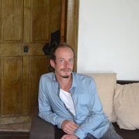 Psychotherapeut Claus Tolloschek auf einem Sofa